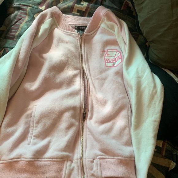 A pink strawberry jacket with pockets - Picture 3 of 5